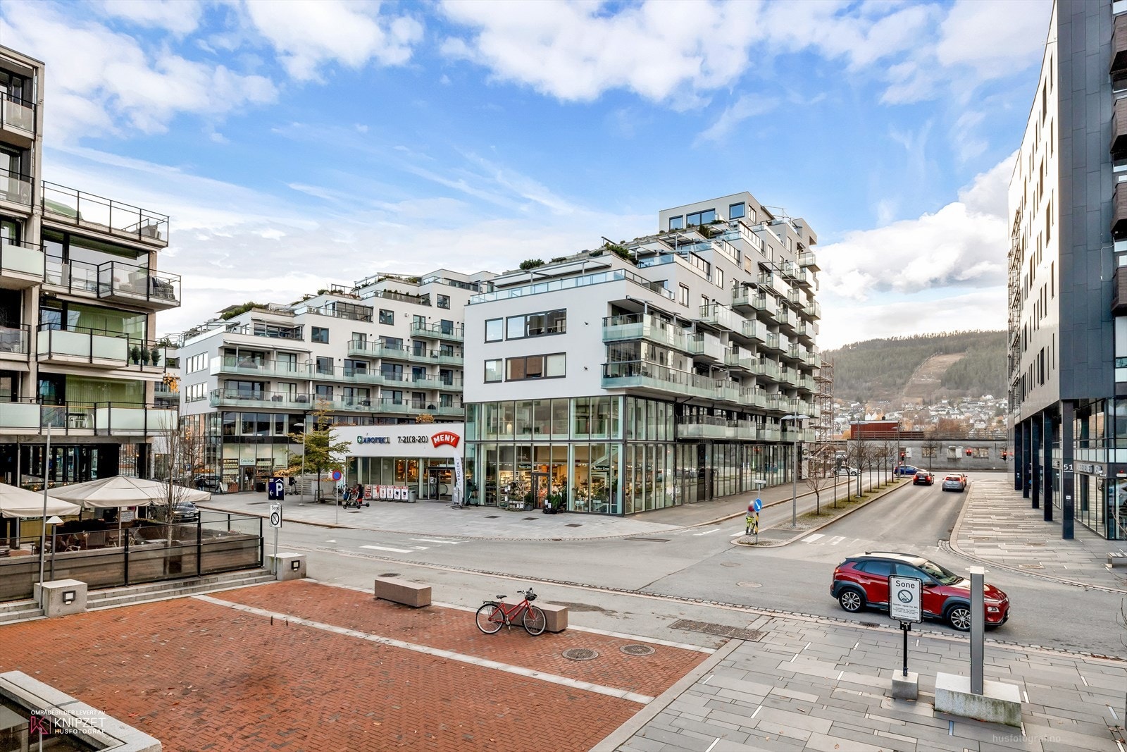 Det er kort vei til dagligvare, apotek og vinmonopol Galleribilde