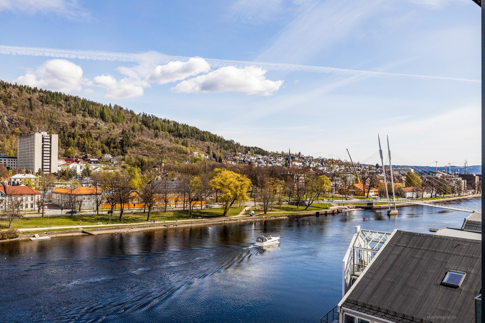 Elva har båtliv og roere som bidrar godt til en levende utsikt Galleribilde