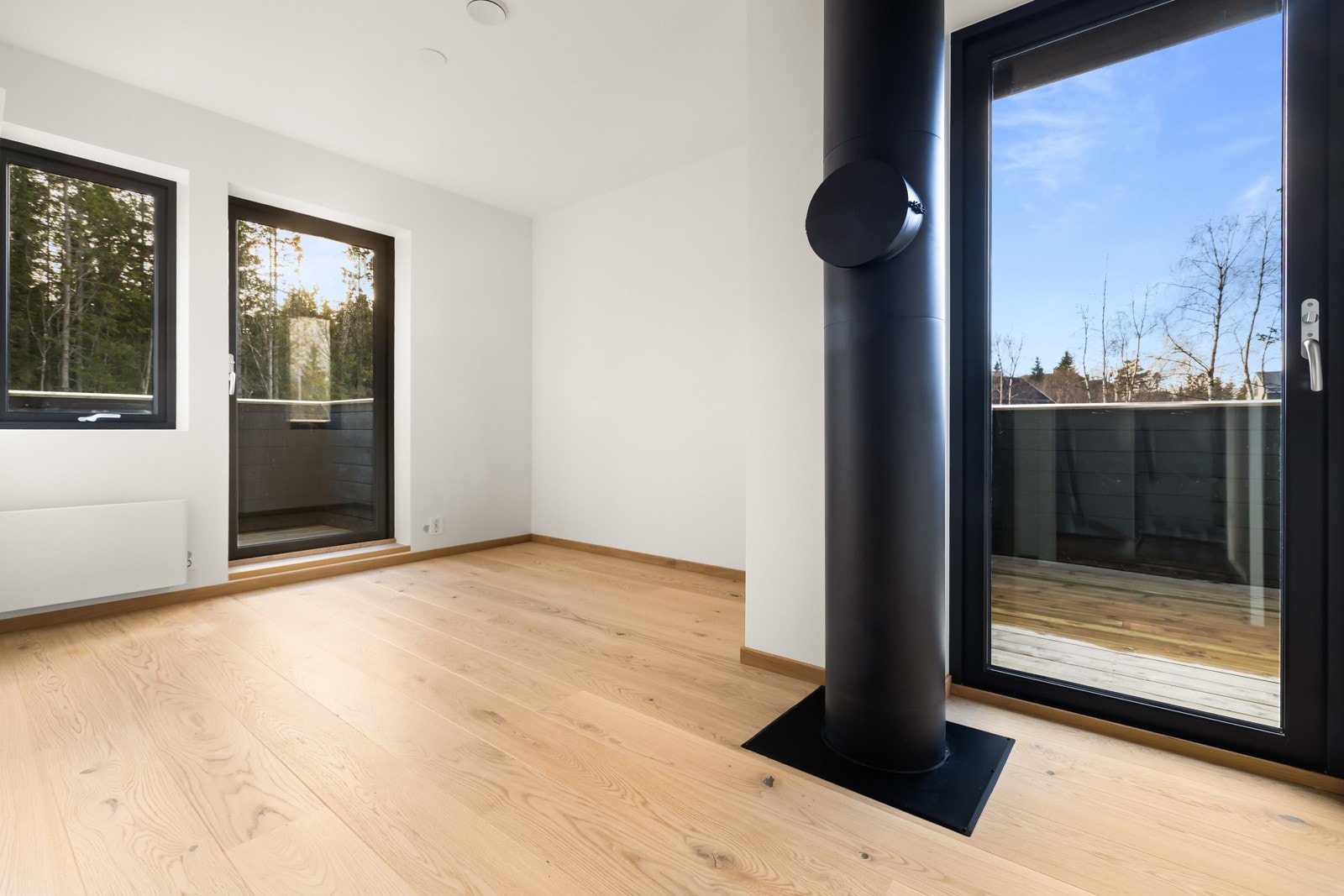 Soverom med pipeløp og utgang til balkong (soverom 3) Galleribilde