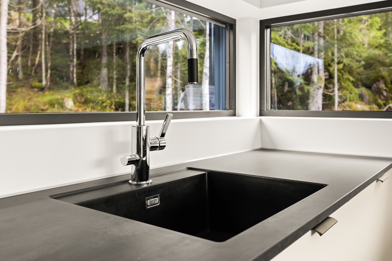 Vinduer på kjøkkenet ut mot naturen Galleribilde