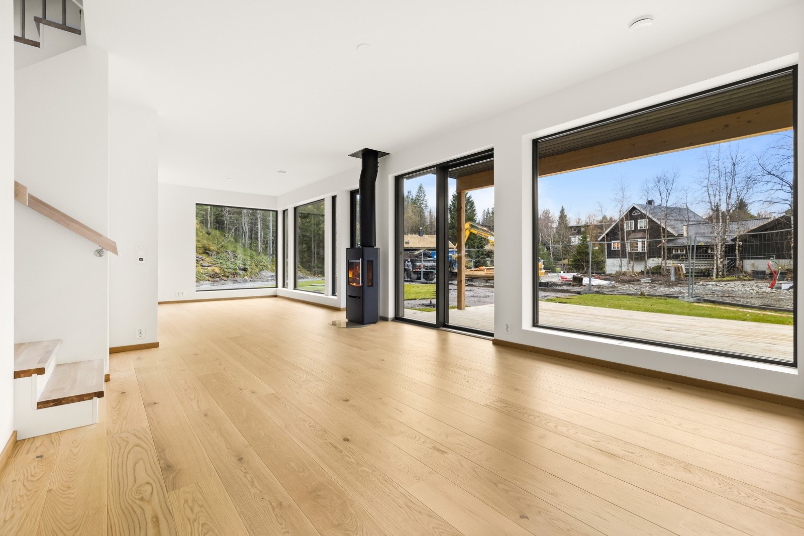 Store vinduer ut mot terrassen og hagen Galleribilde