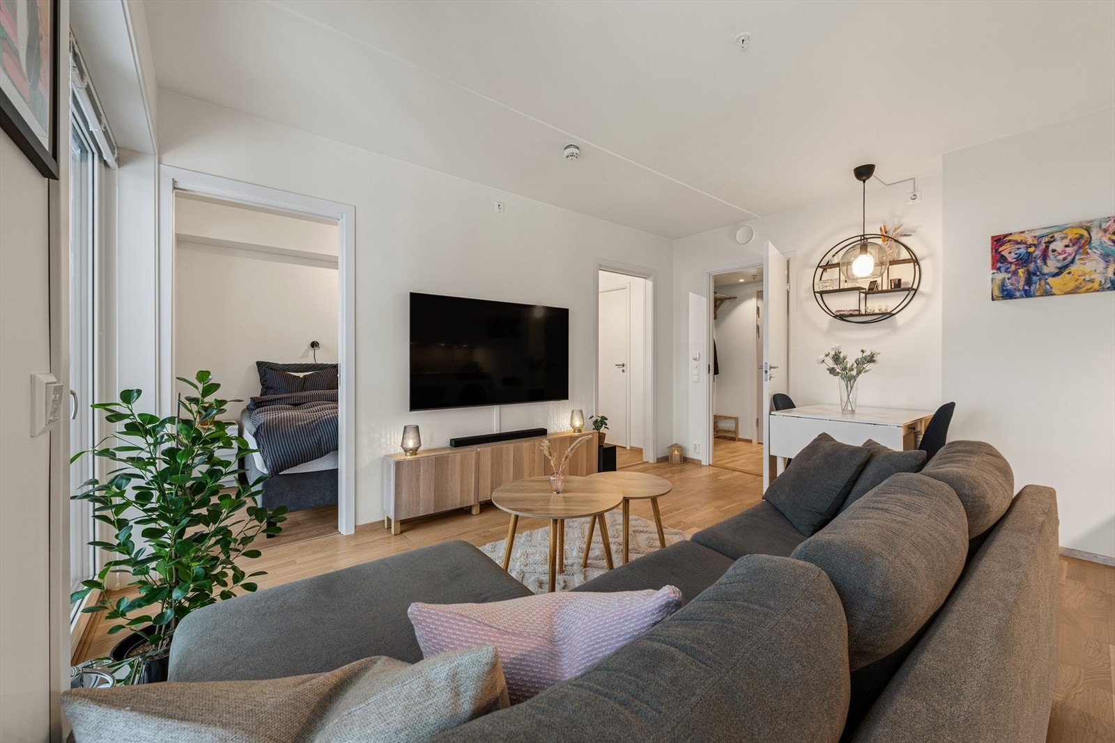 Leiligheten er holdt i lyse tidsriktige farger og materialer. Galleribilde