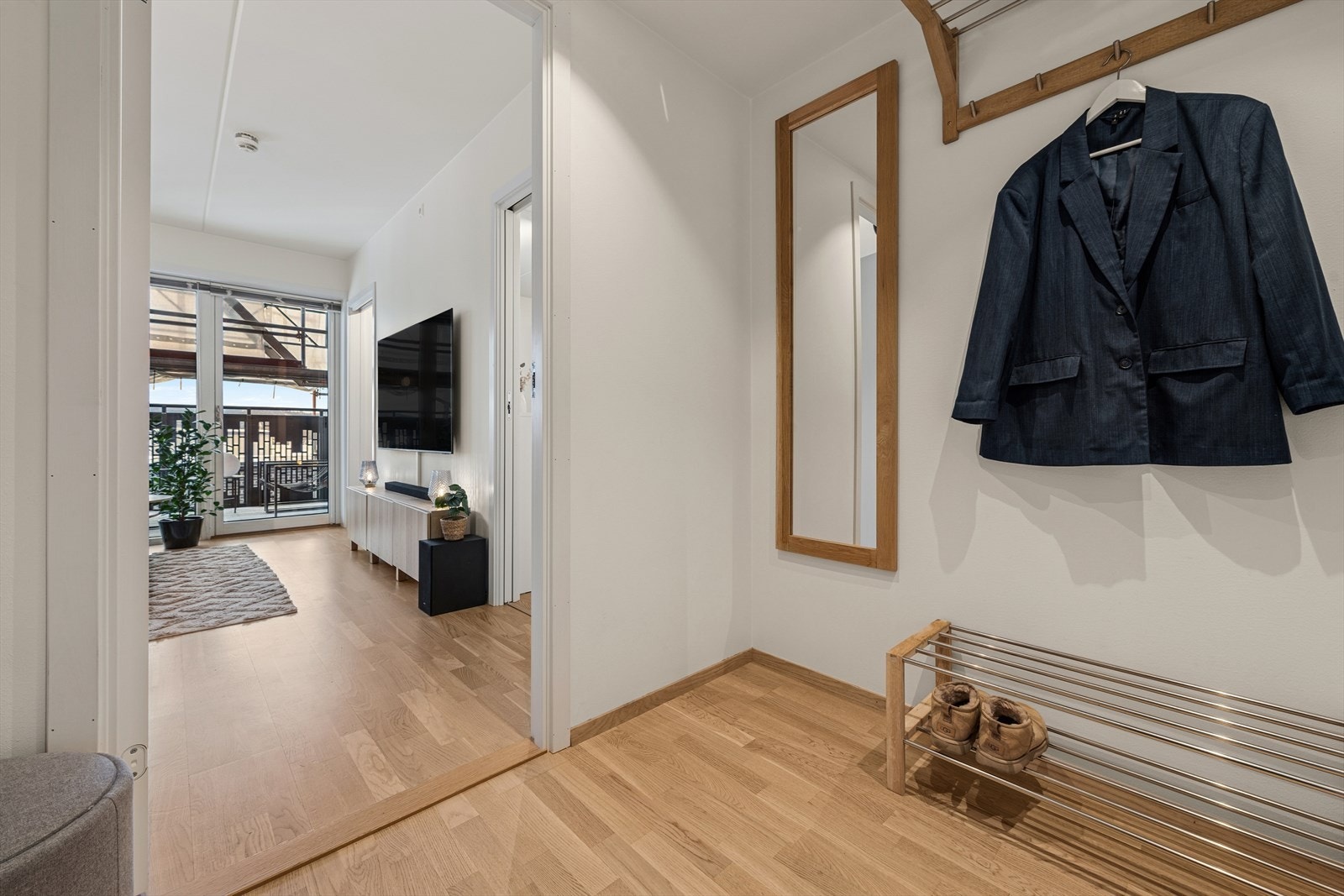 Her ønskes du velkommen inn i en entré med god plass til å oppbevare ytterklær. Galleribilde