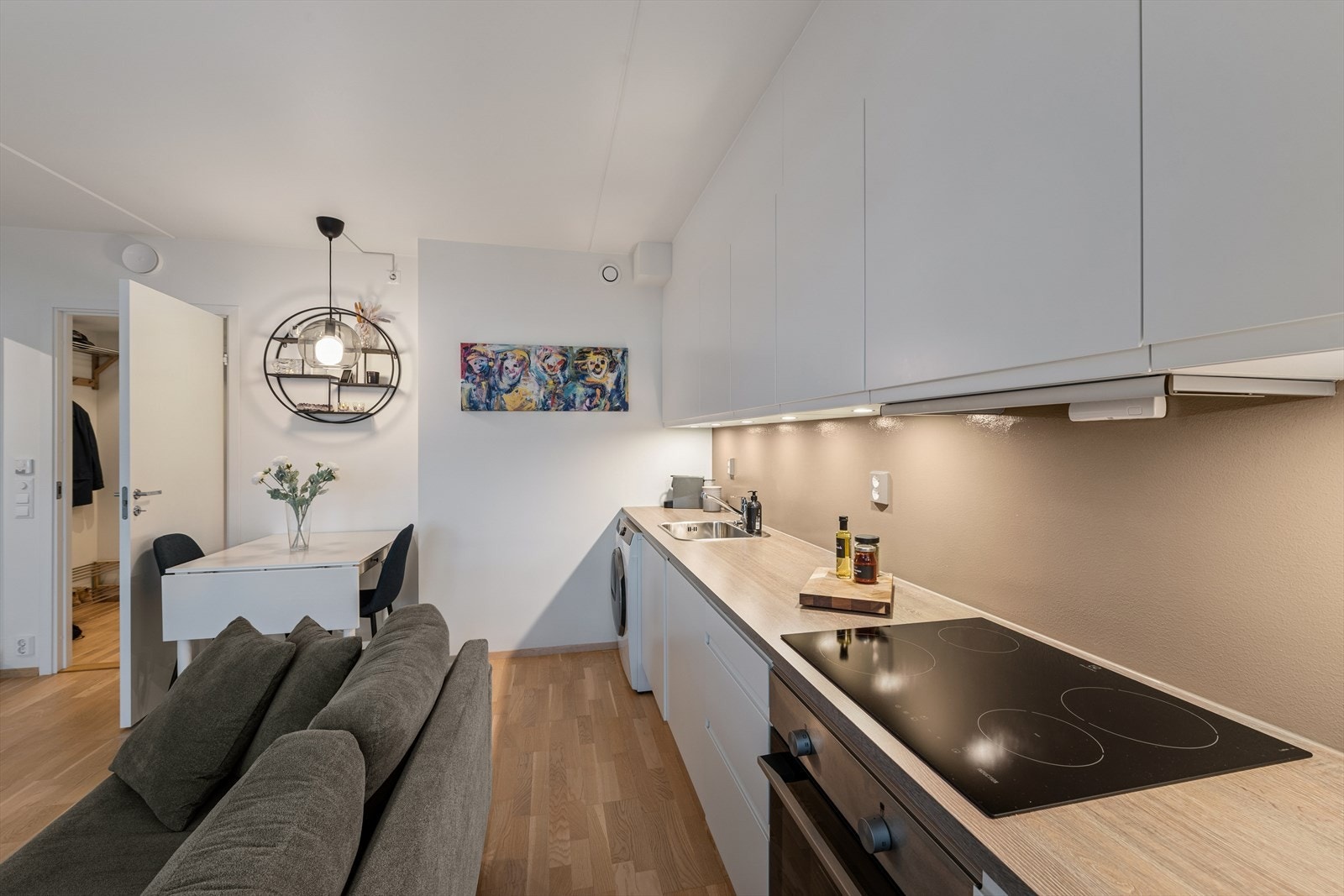 Av hvitevarer finnes platetopp, stekeovn, oppvaskmaskin, kjøl/frys, samt oppvaskmaskin. Galleribilde