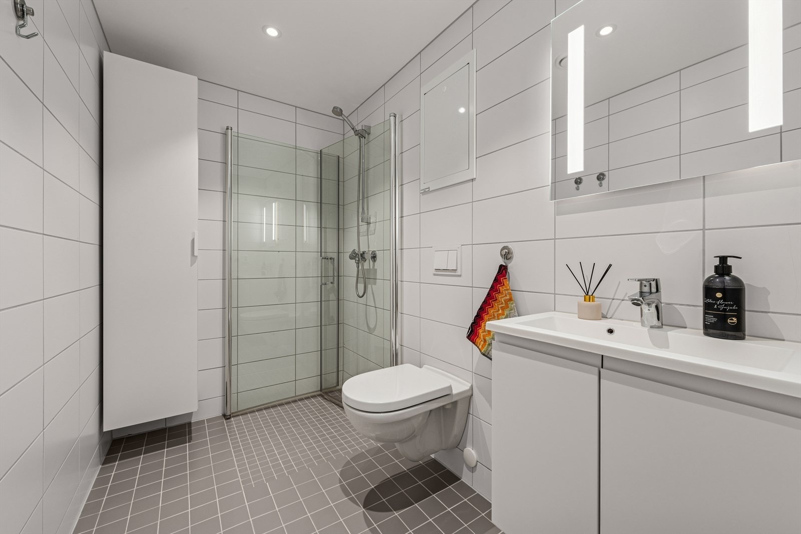 Badet er en prefabrikkert våtromskabin fra byggeåret 2021 med behagelig gulvvarme. Overflatene består av fliser på gulv og vegger, samt slette flater og spotlights i himlingen. Galleribilde