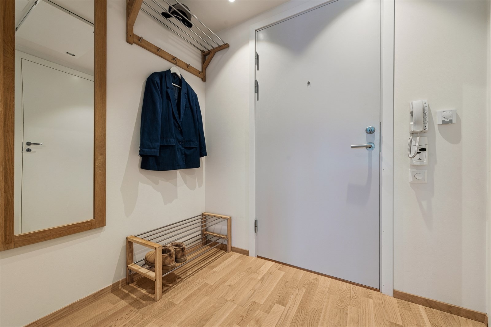 Det er adkomst til leiligheten som ligger i 7. etasje via heis eller felles trappegang. Galleribilde