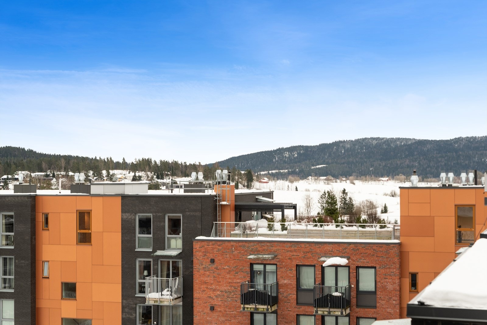 Her kan du ta heisen opp til felles takterrasse der du er sikret sol hele dagen, og her er det fantastisk utsikt. Takterrassen er opparbeidet med paviljong, benker og plantekasser. Galleribilde