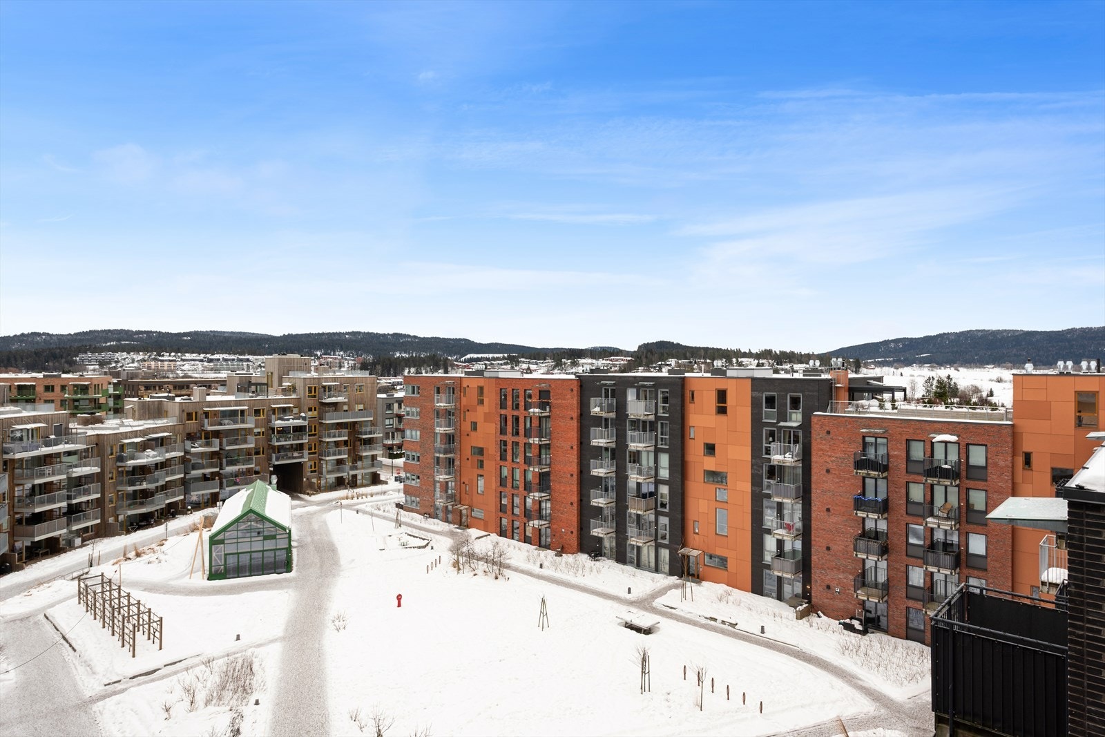 Her bor du i et rolig og etablert nabolag med kort vei til alt du trenger i hverdagen - dagligvarebutikker, offentlig kommunikasjon, fine turområder i marka og Triaden kjøpesenter ligger kun et steinkast unna. Galleribilde