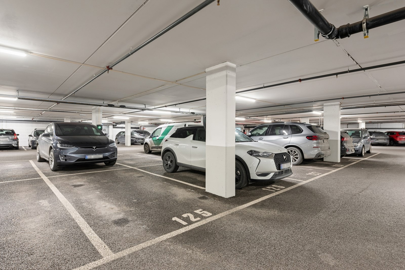 Fast parkeringsplass i felles garasjeanlegg med mulighet for elbillader. Det er heisadkomst til garasjen. Galleribilde