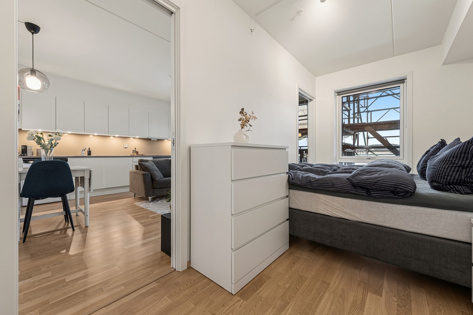 Rommet har en fin løsning med to skyvedører. Galleribilde