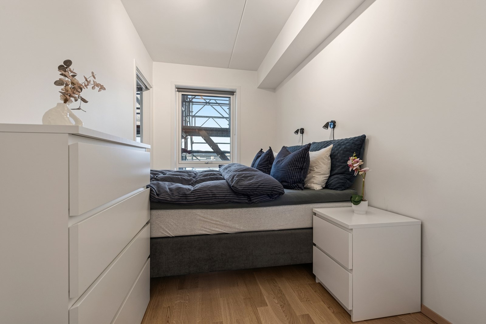 Leiligheten har ett soverom med plass til dobbeltseng, tilhørende møblement og garderobeskap. Galleribilde