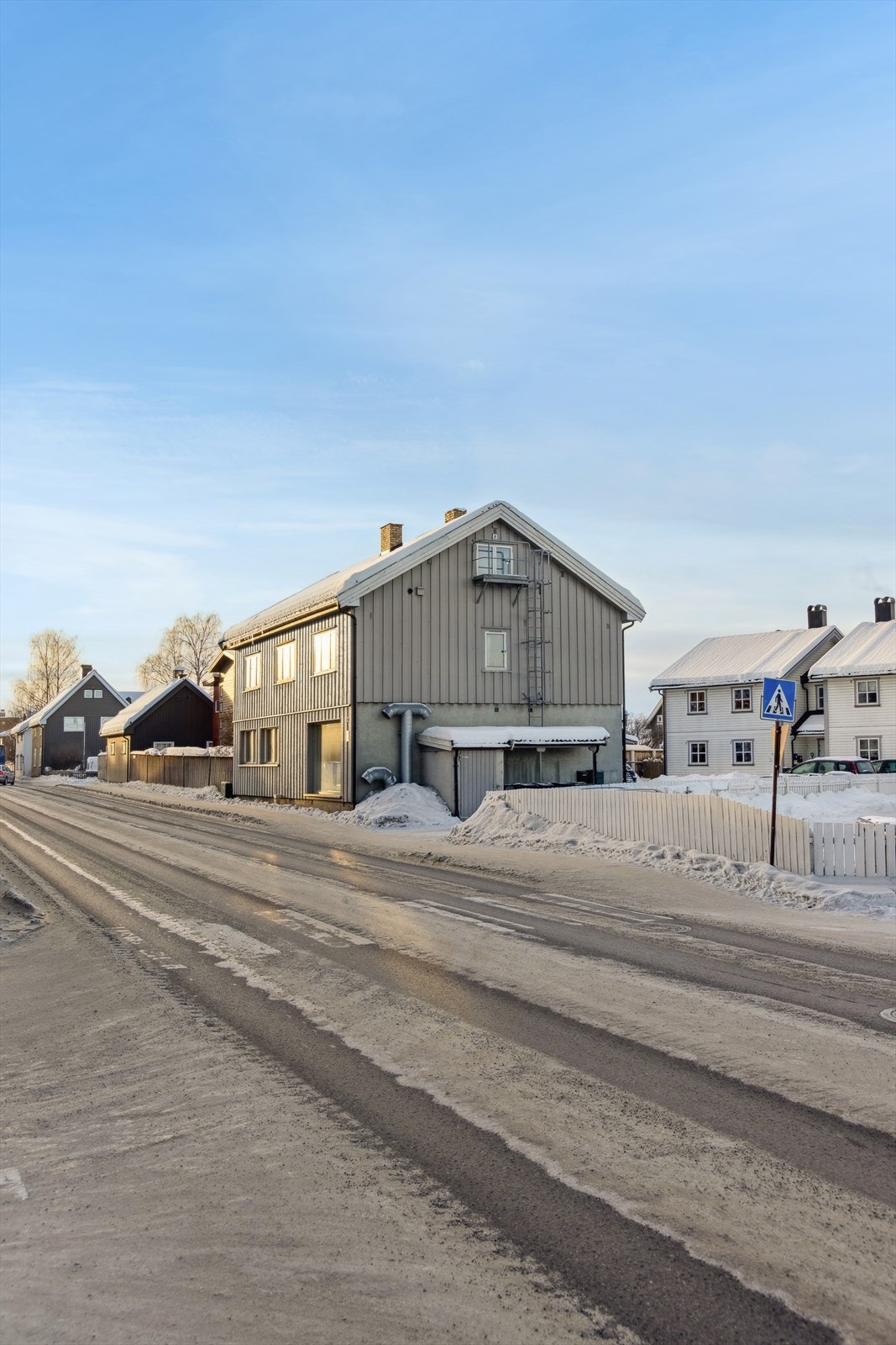 Eiendommen ligger svært sentralt til i et etablert område ca. 1,6 km nord for sentrumskjernen. Galleribilde