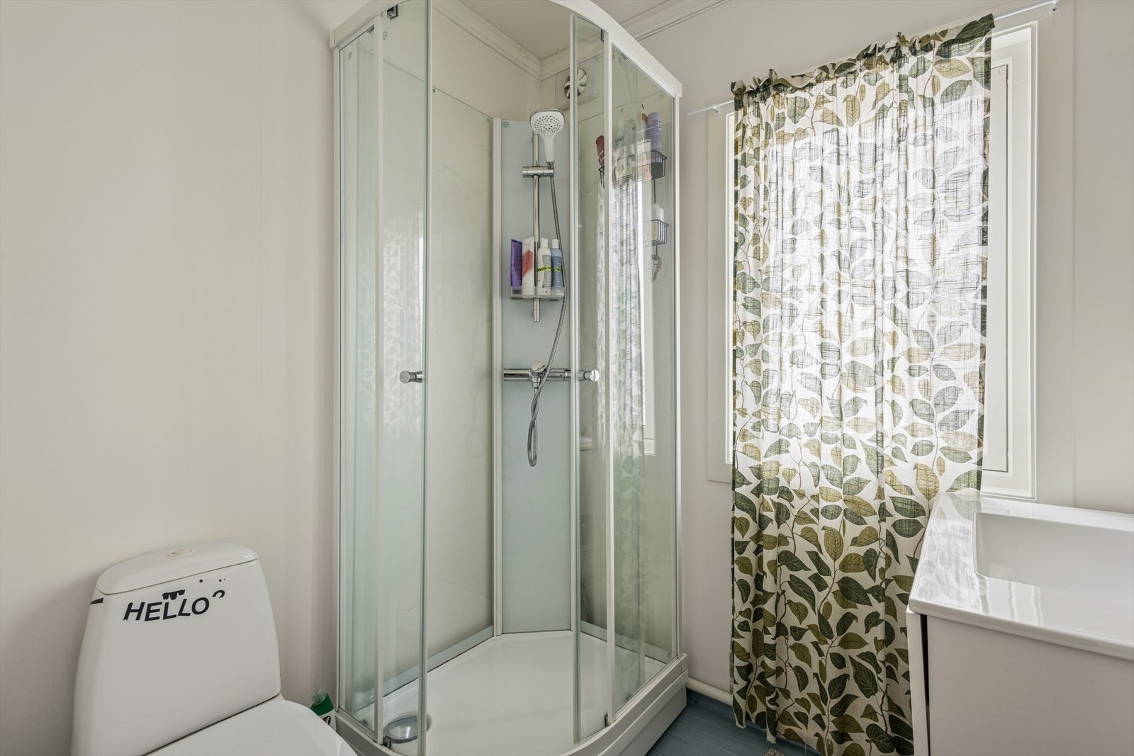 Badet er et eldre våtrom utført med våtromsbelegg på gulv og baderomsplater på vegger. Galleribilde