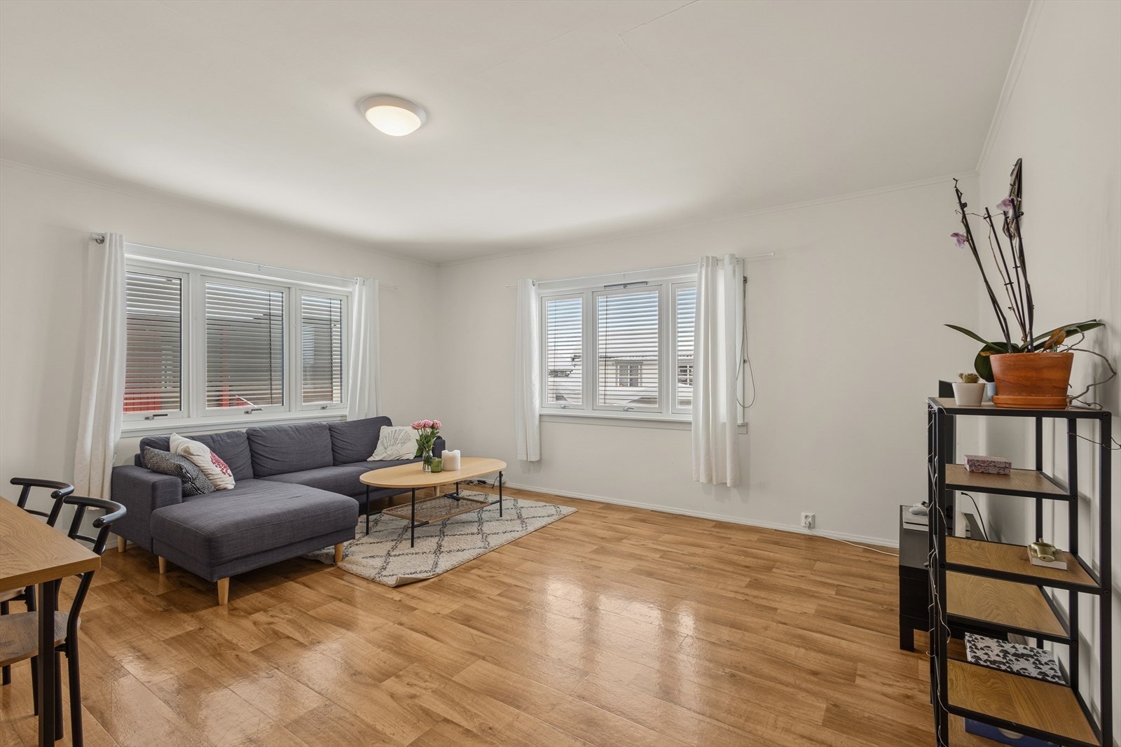 Leiligheten ligger i byggets 2.etg og har følgende planløsning: Gang, stue, kjøkken, 3 soverom og bad. Galleribilde