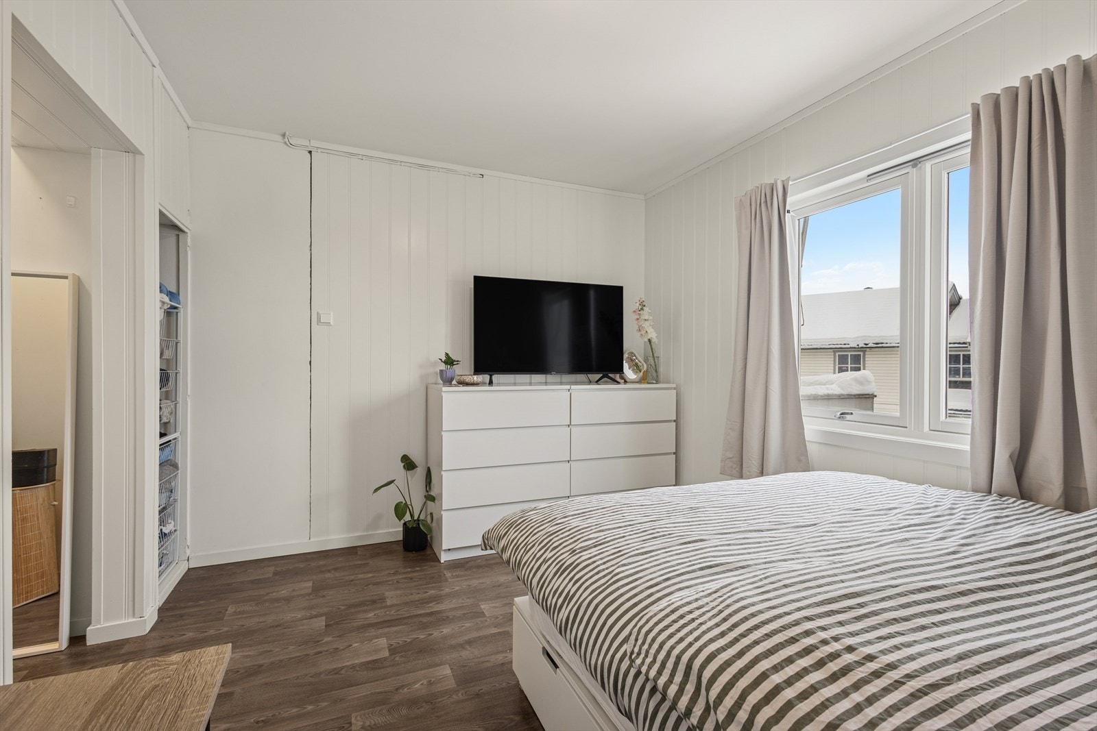 Soverom med god plass til garderobeløsninger. Galleribilde