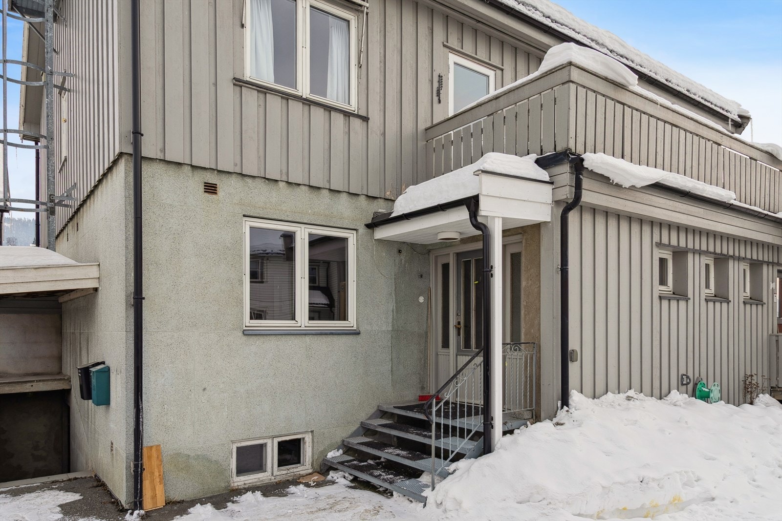 Velkommen inn! Du tar deg opp til boligen beliggende i byggets 2. etasje via felles trappegang. Galleribilde