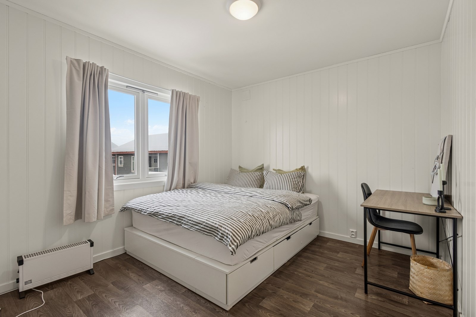 Soverom med plass til hjemmekontor. Galleribilde