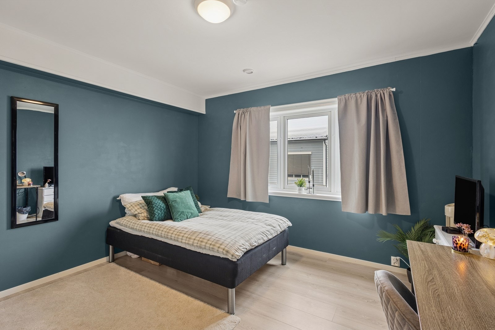 Romslig soverom med god plass til seng, skrivepult og øvrig møblering etter eget ønske og behov. Galleribilde