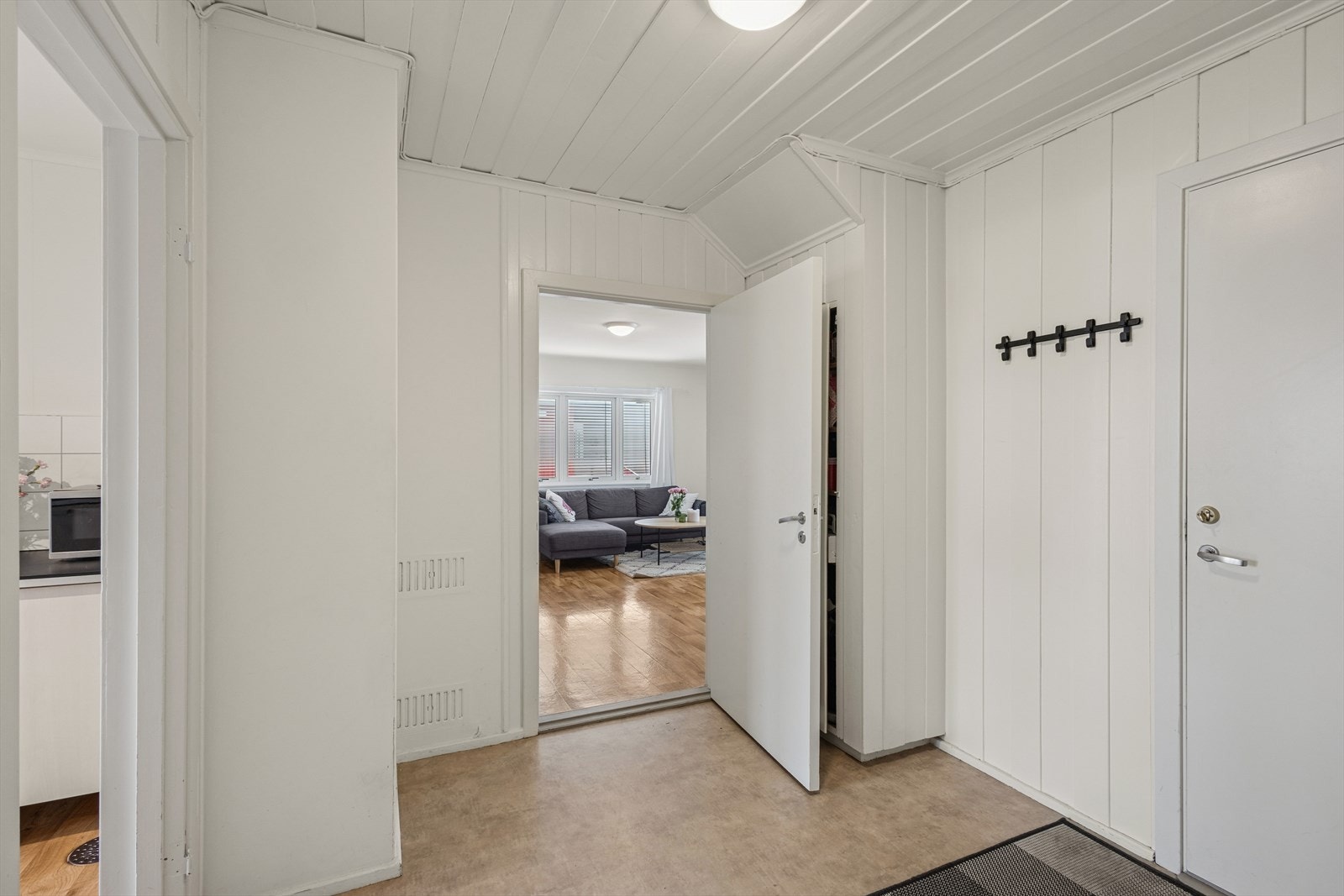 Her møtes du videre av en romslig gang med rom for gode oppbevaringsløsninger i rommet. Galleribilde