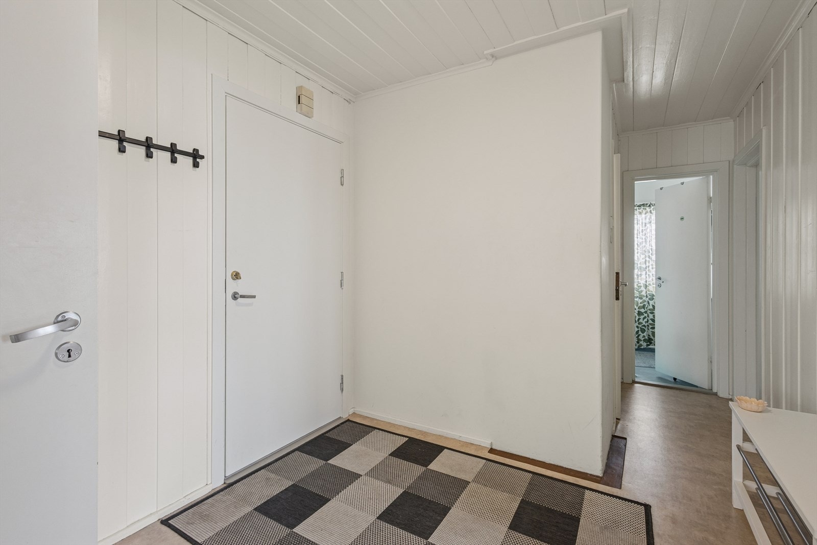 Når du entrer leiligheten blir du møtt av en romslig gang med god plass til å henge fra seg yttertøy og sette fra seg sko. Galleribilde