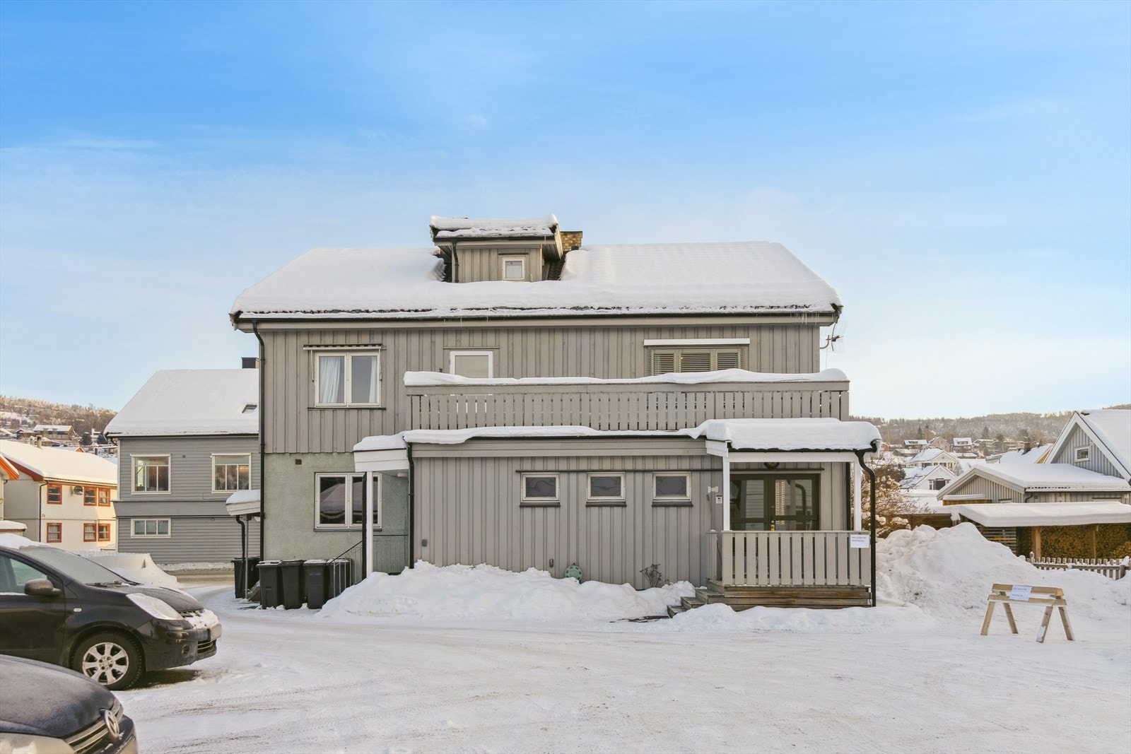 Nærmeste bussholdeplass finner du rett i nærheten, og det er få minutters gange til skysstasjonen. Herfra er det hyppige bussavganger lokalt, samt gode buss- og togforbindelser i retning både Oslo og Trondheim. Galleribilde