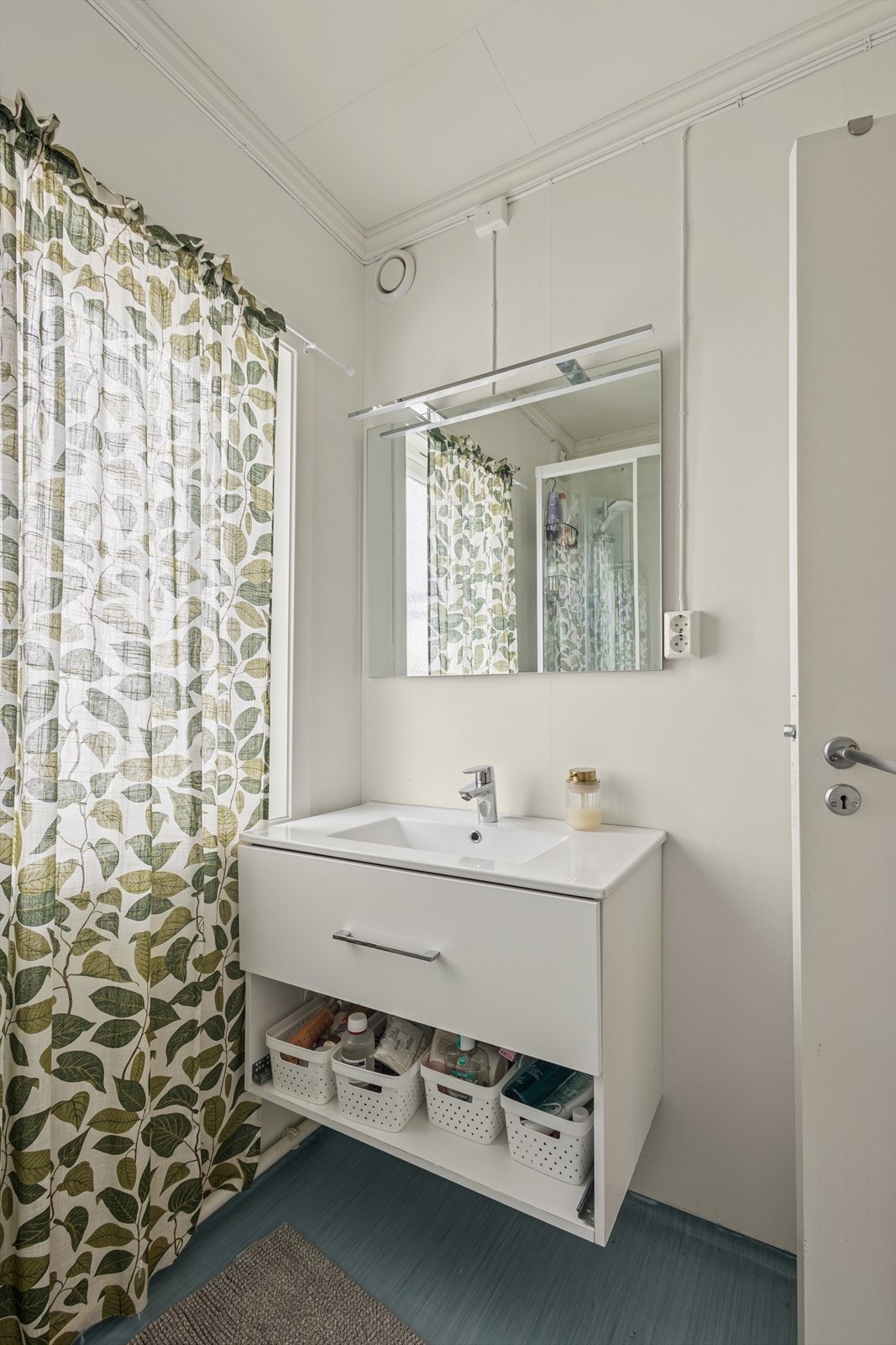 Badet er utstyrt med servant med underskap og speil med tilhørende belysning. Galleribilde