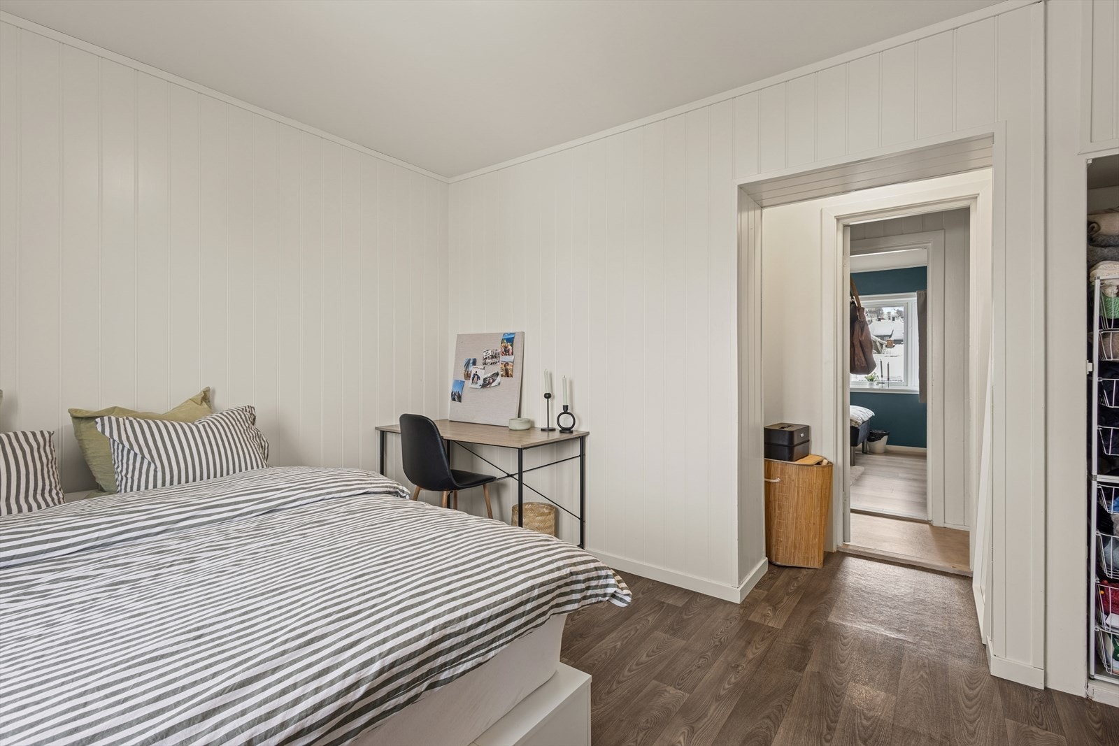 Lyst og romslig soverom med god plass til dobbeltseng. Galleribilde