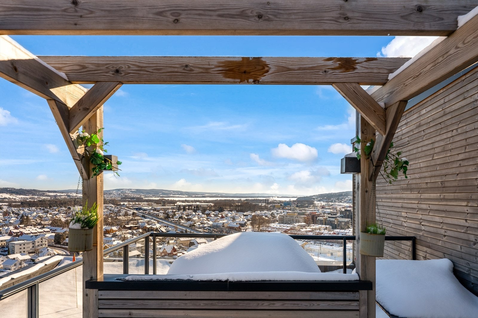 Det er felles takterrasse med panoramautsikt over byen i retning Fetsund. Galleribilde