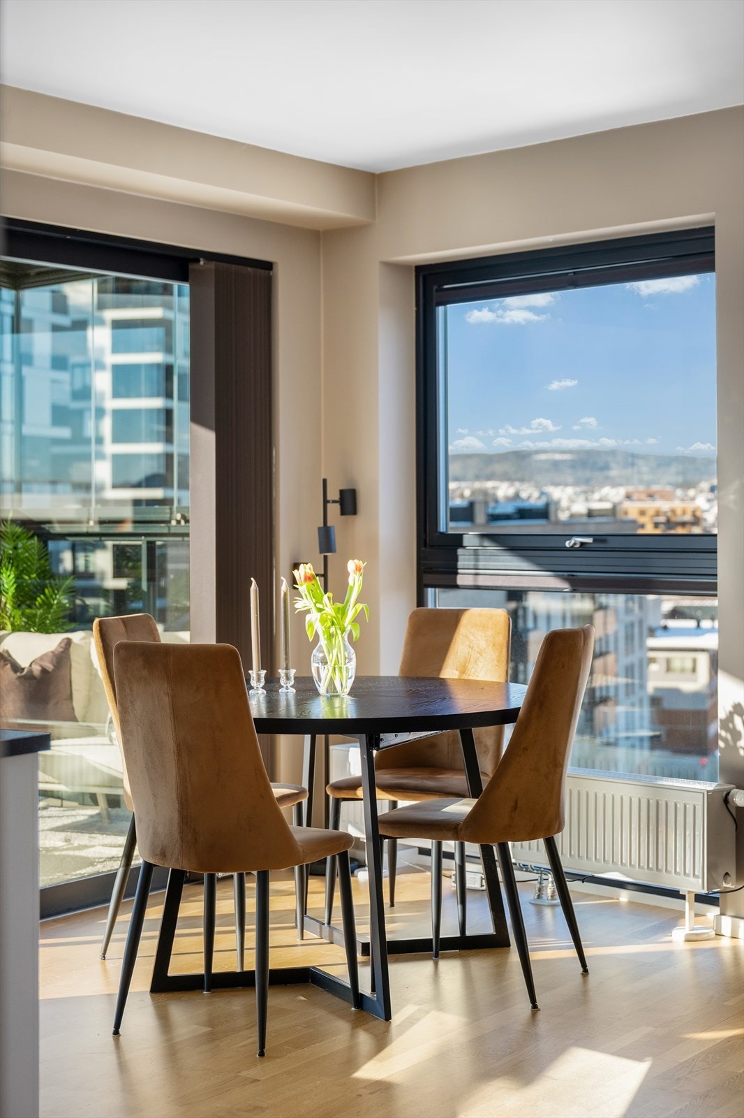 Store vindusflater gir rikelig med lys til leiligheten. Galleribilde