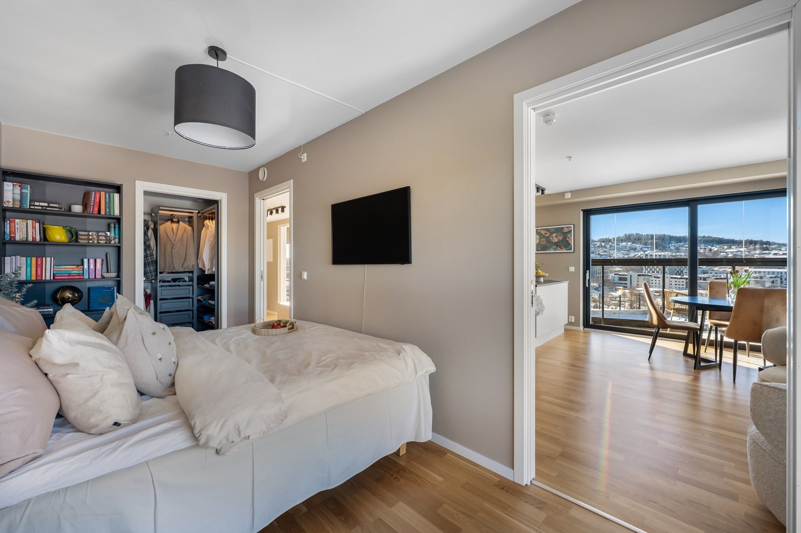 Soverommet har plassbesparende skyvedører. Galleribilde