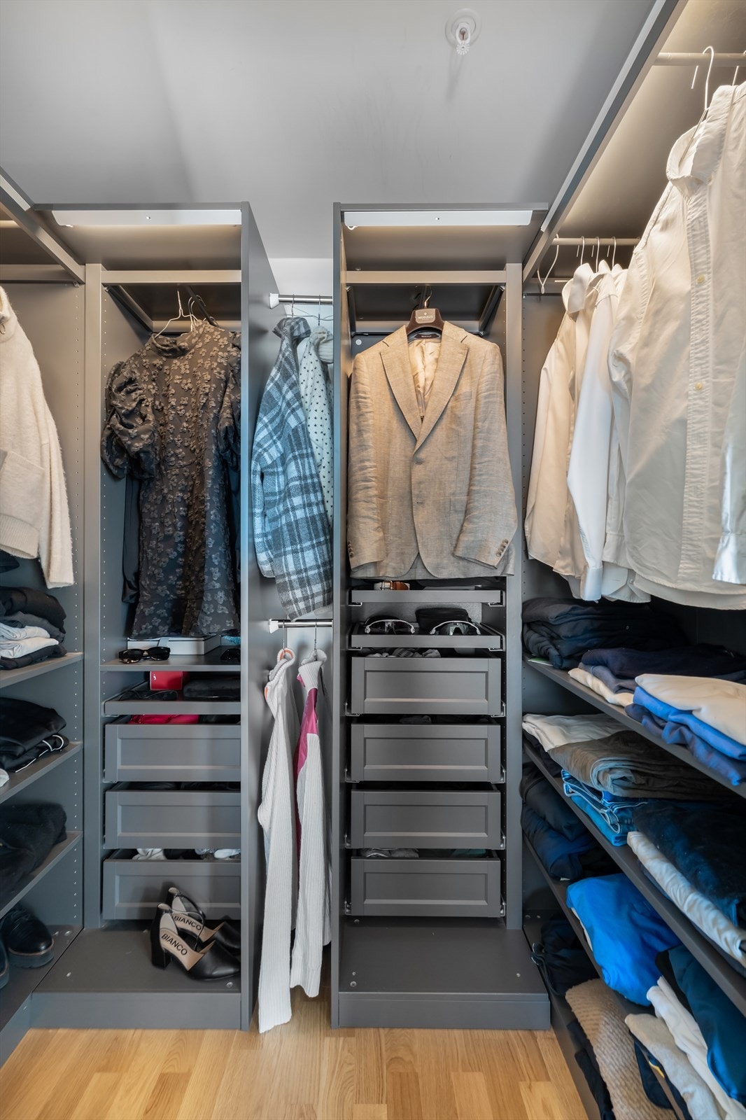 Hovedsoverommet har en separat walk-in garderobe med innholdsrik skapinnredning fra gulv til tak. Galleribilde