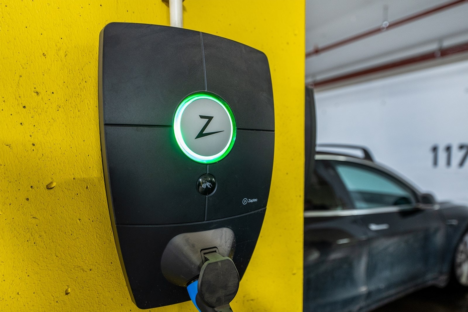 Garasjeplassen har med elbillader. Galleribilde