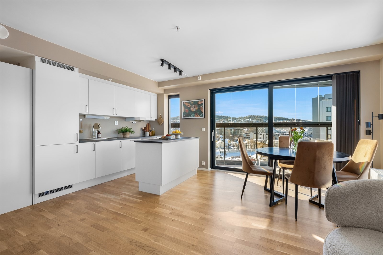 En praktisk kjøkkenøy sørger for ekstra skap- og benkeplass. Galleribilde