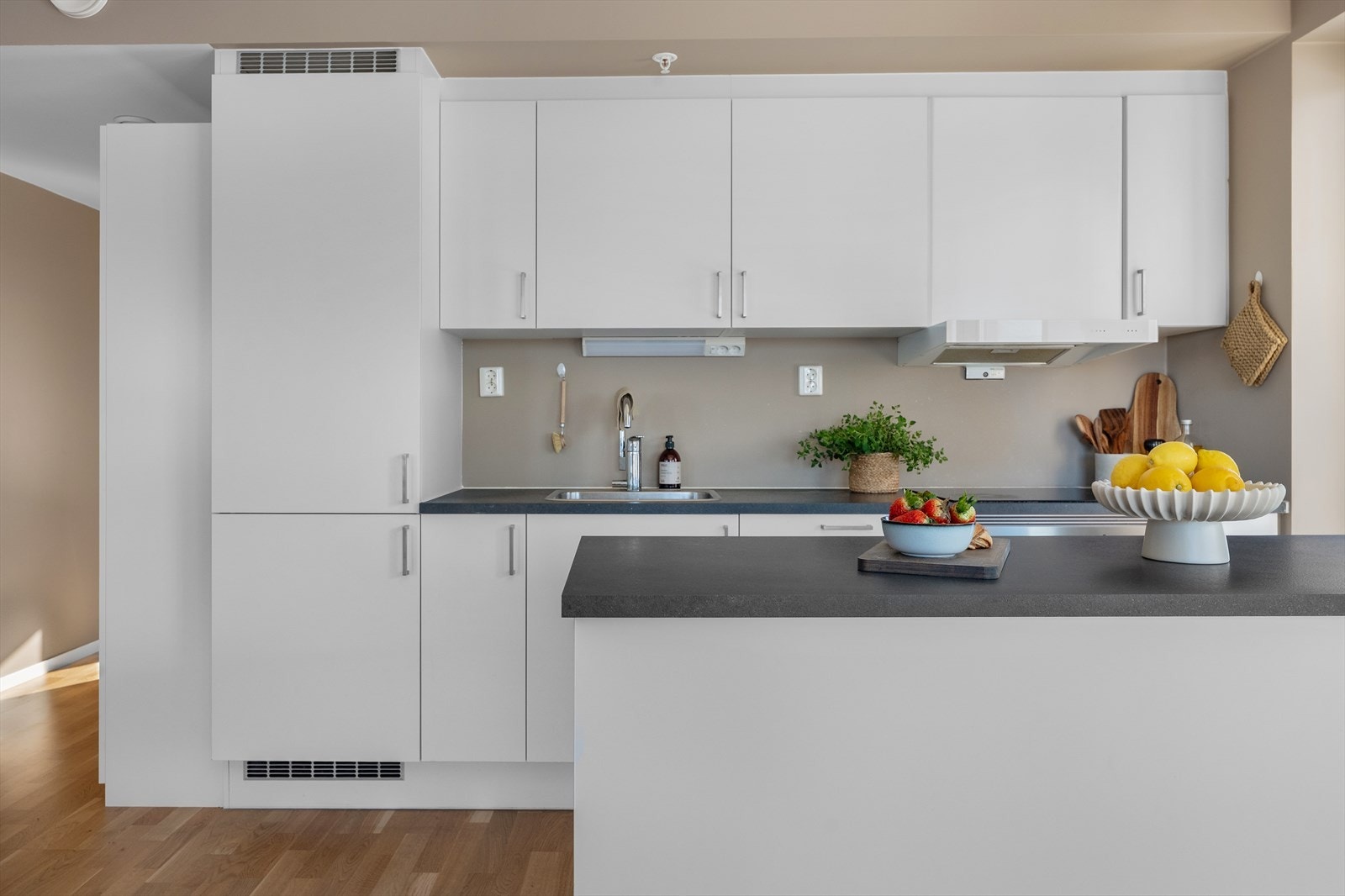 Den tidløse innredningen har glatte fronter og en laminert benkeplate. Galleribilde