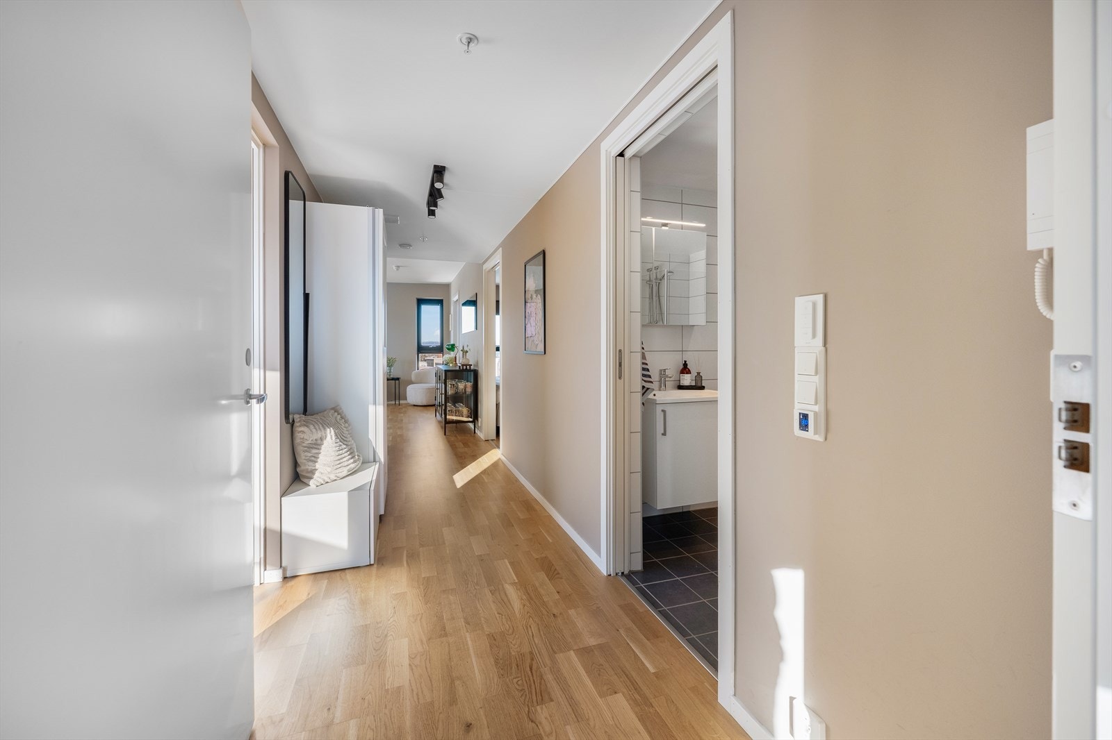 Entréen gir et godt førsteinntrykk med lysmalte vegger og pent parkettgulv. Galleribilde