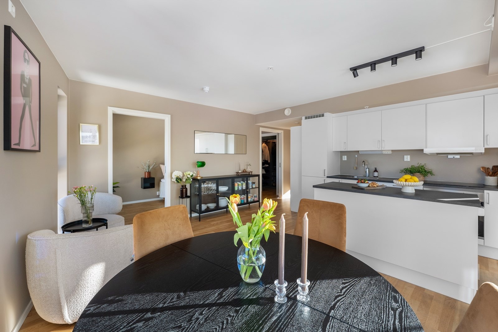 Kjøkkenet har moderne innredning med integrerte hvitevarer. Galleribilde