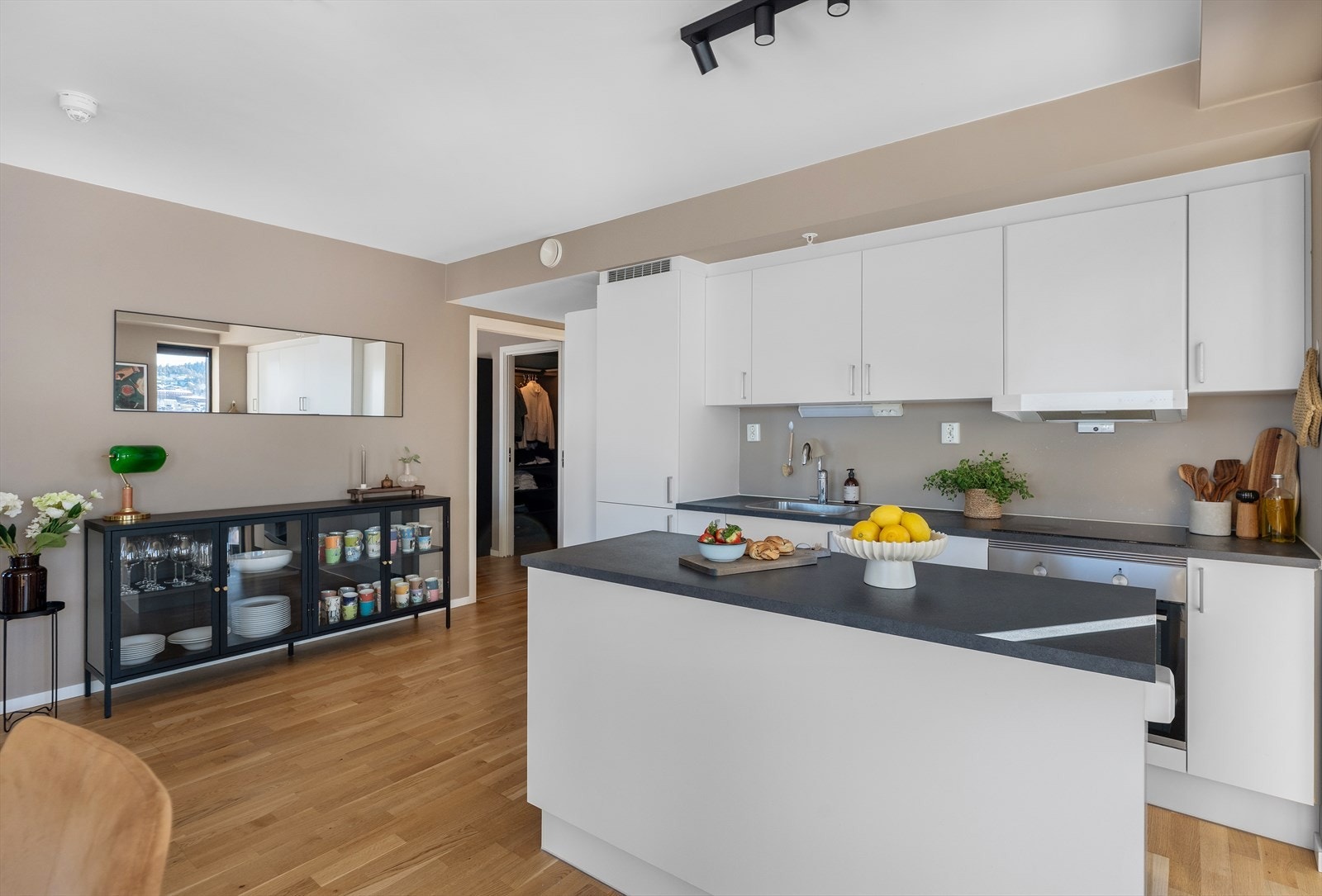 Kjøkkenet er utstyrt med integrert kjøleskap, fryser, oppvaskmaskin, platetopp og stekeovn. Galleribilde