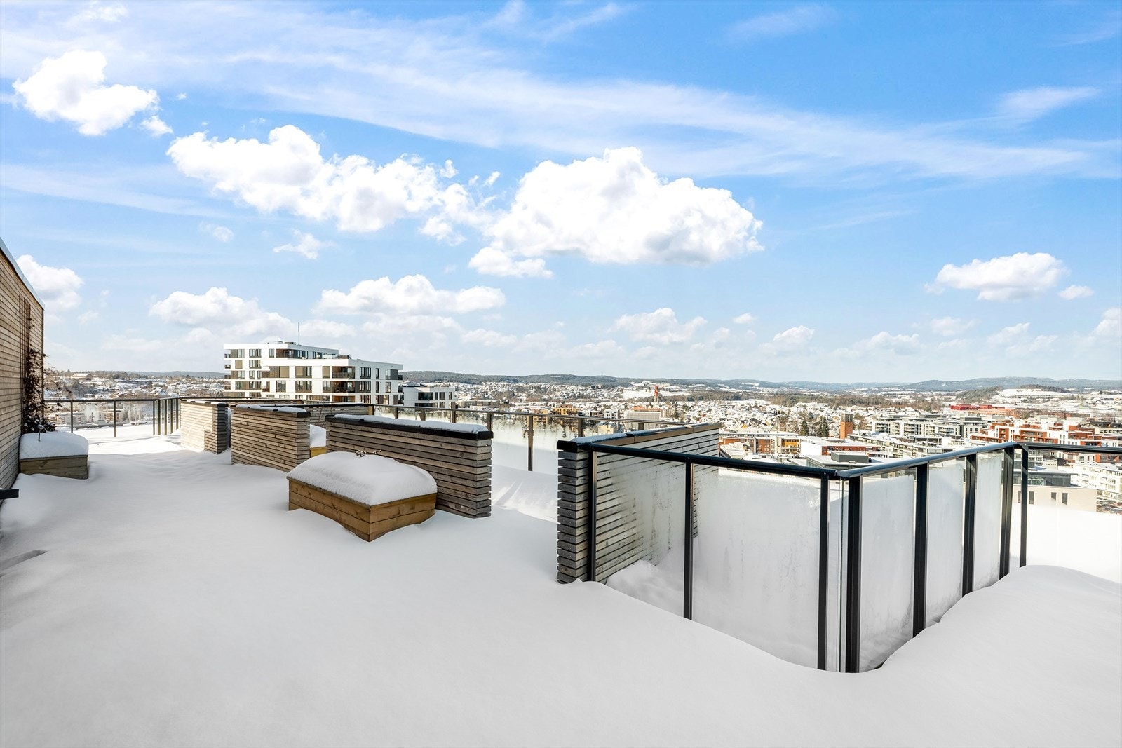 Stor og fin takterrasse med flere ulike soner. Galleribilde