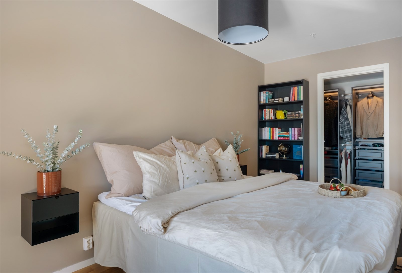 Hovedsoverommet med egen walk-in. Galleribilde