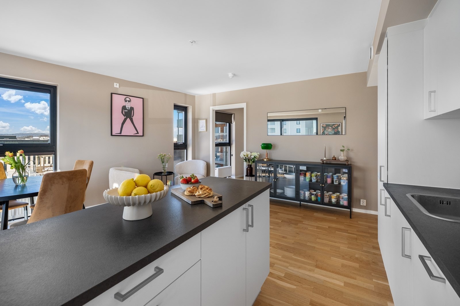 Leilighetens kjøkken er godt utstyrt med mye oppbevarings- og benkeplass. Galleribilde