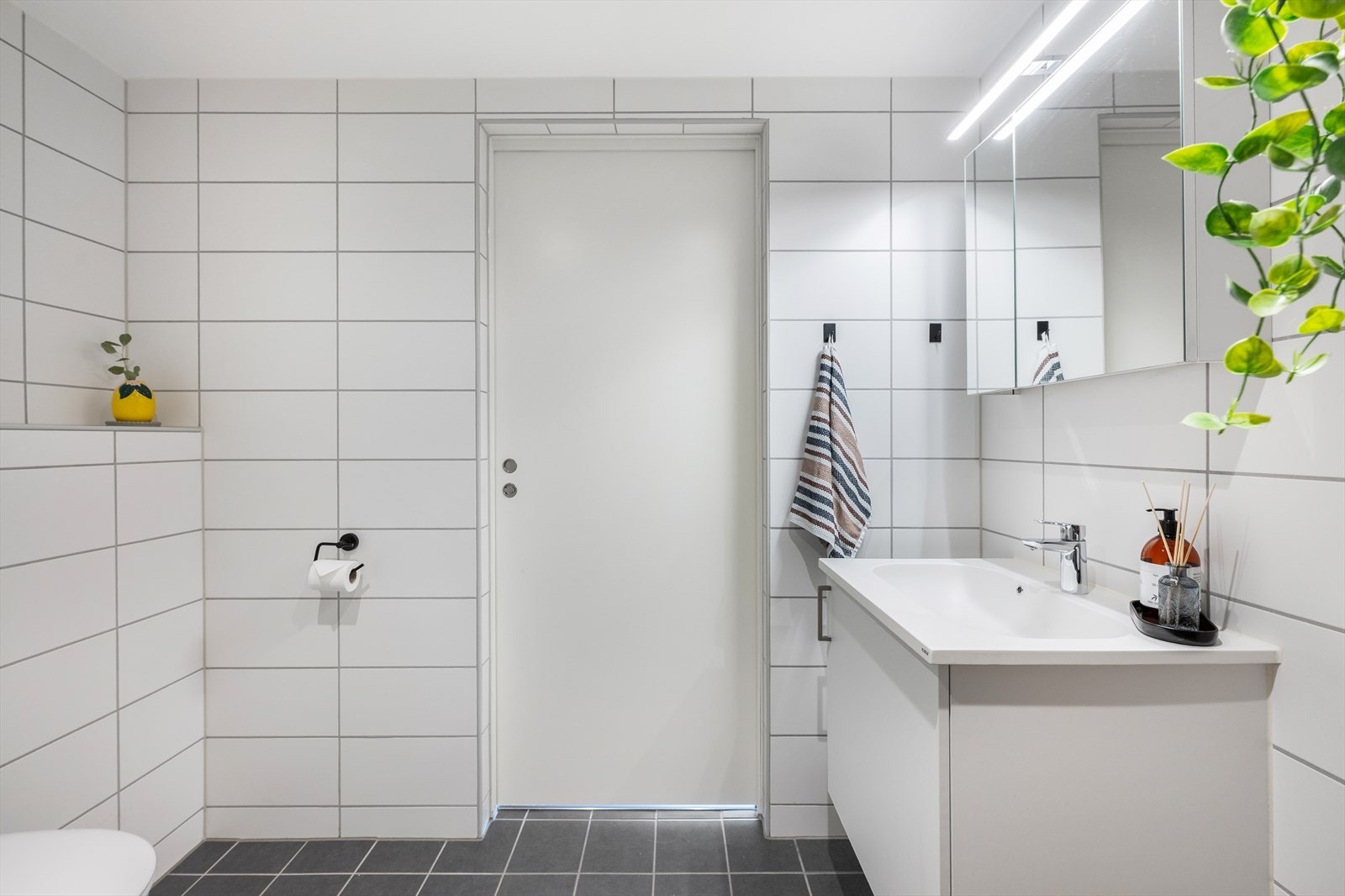 Det delikate og tidløse badet har flislagte overflater på gulv og vegger og et malt tak samt behagelig vannbåren gulvvarme. Galleribilde