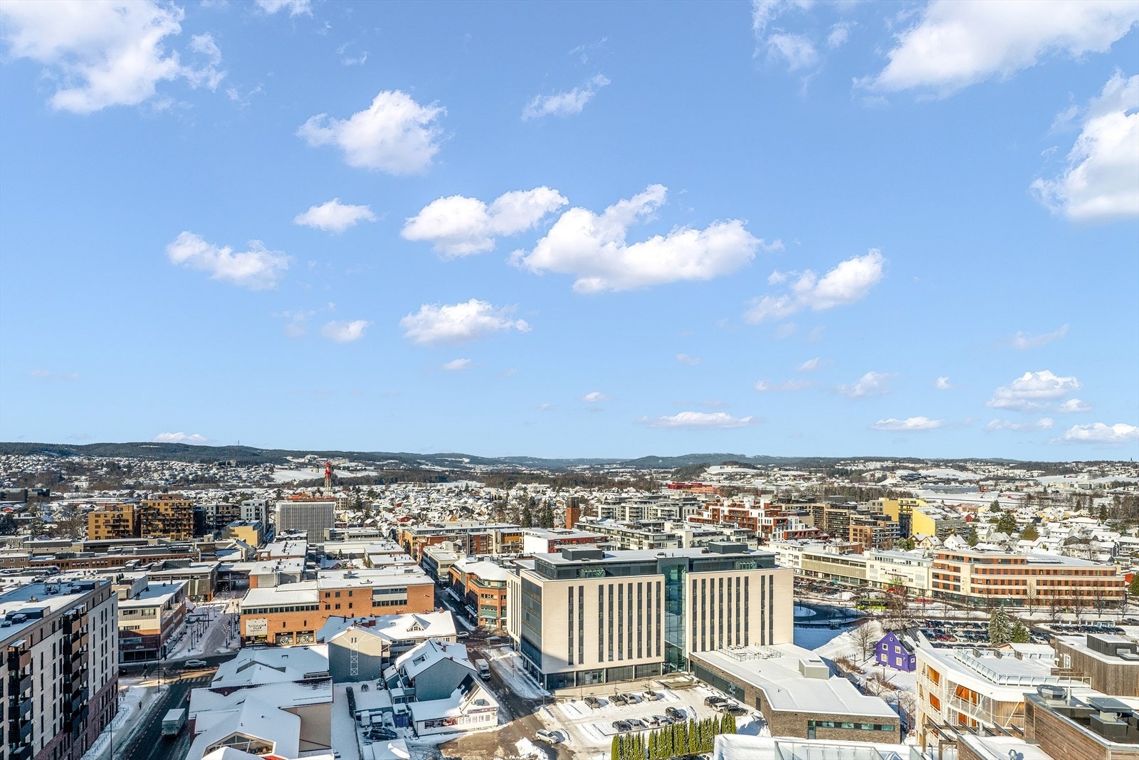 Langstrakt panoramautsikt fra felles takterrasse. Galleribilde