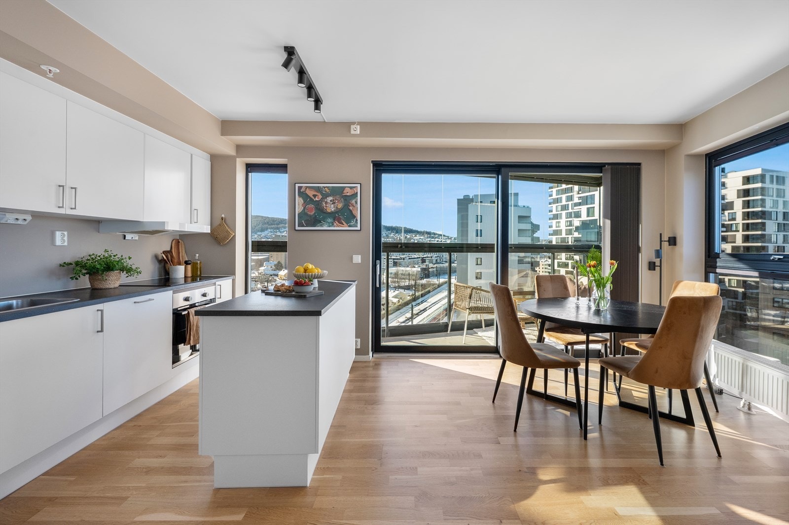 Leiligheten har vannbåren varme, balansert ventilasjon sikrer godt inneklima. Galleribilde