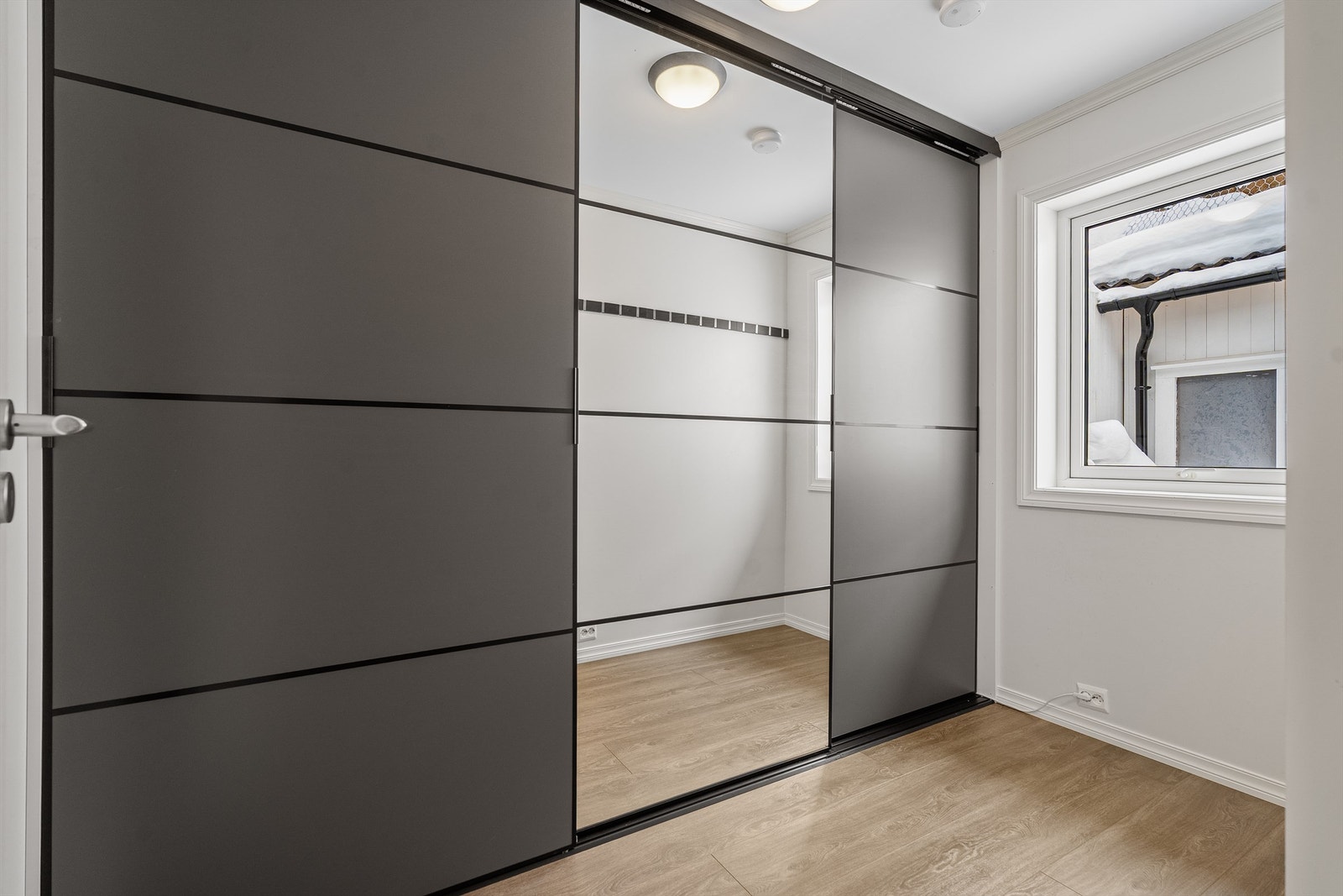 1.etg Garderobe Galleribilde