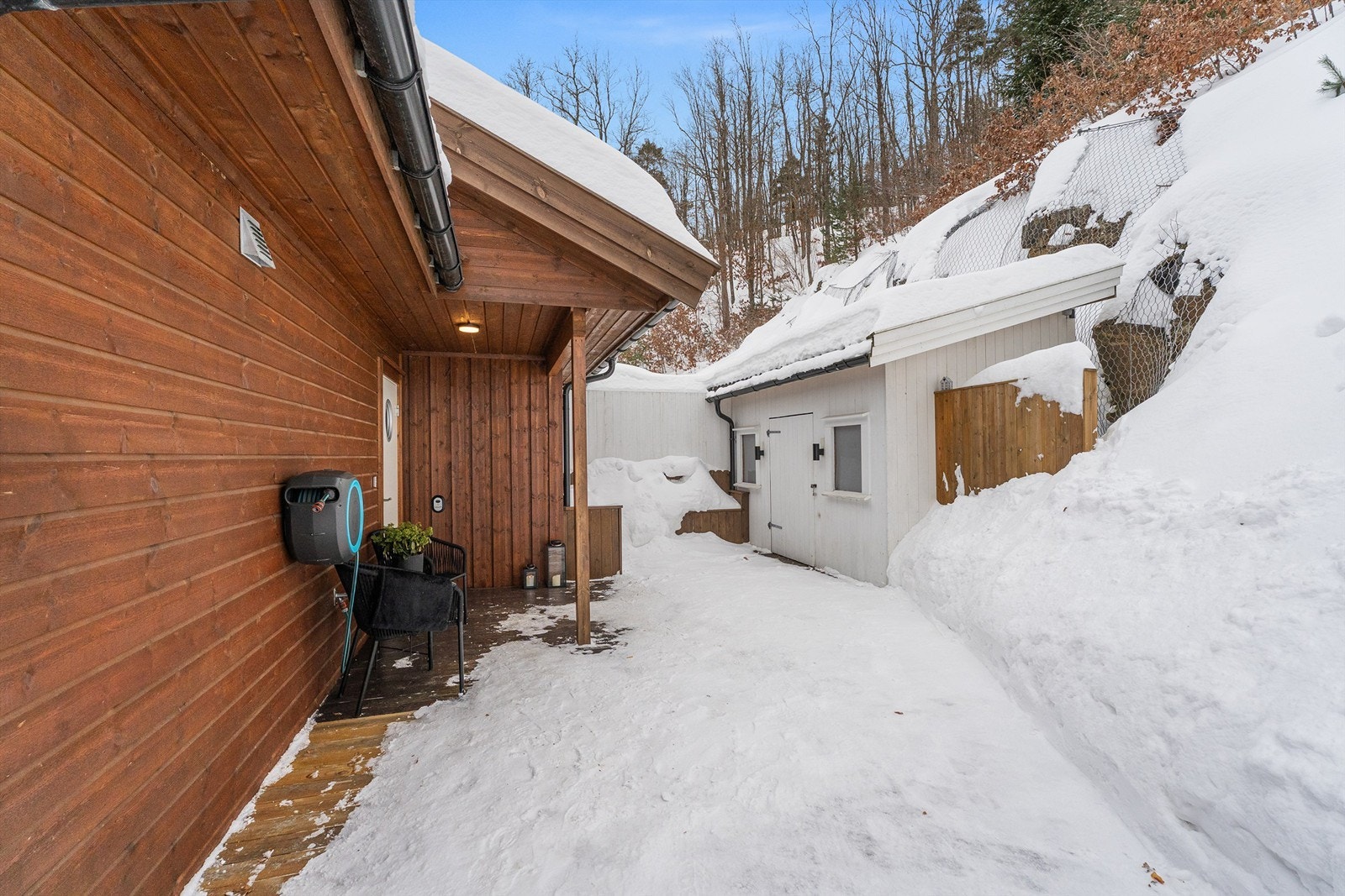 Frittstående bod til høyre for inngangsparti til venstre Galleribilde