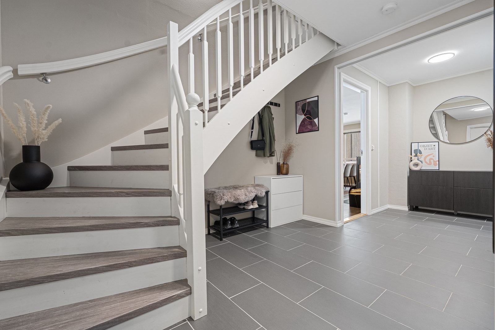 1.etg Entré med gulvvarme og god plass til å henge ifra seg Galleribilde