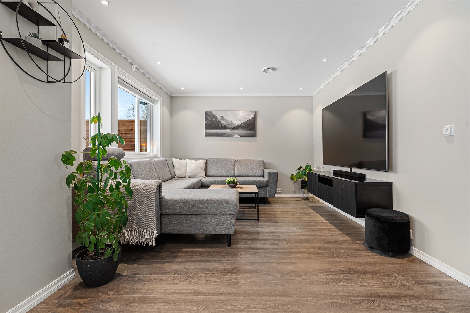 Romslig stue med plass til en god sofakrok Galleribilde