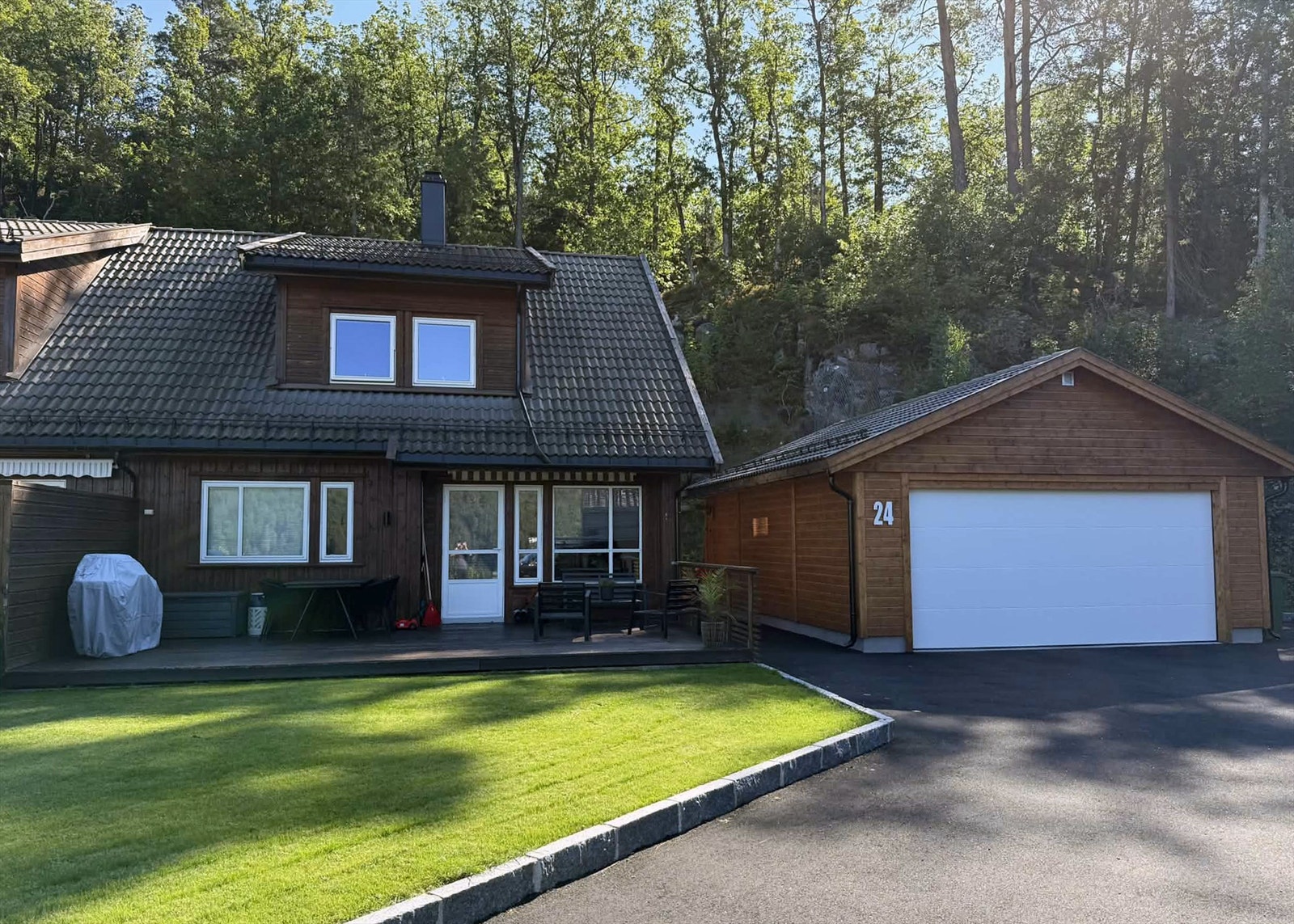 Pen opparbeidet utearealer med dobbel garasje Galleribilde