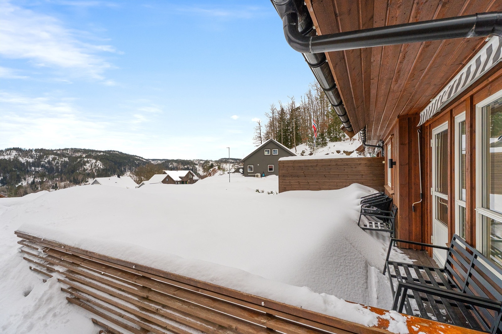 Fra stuen kommer du ut til terrassen. Gode solforhold fra morgen til kveld Galleribilde