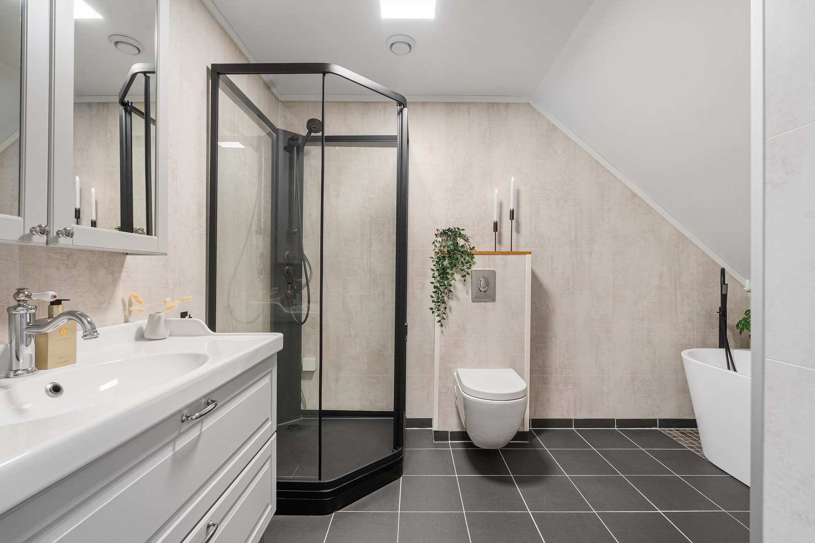 2.etg Bad med servant, dusjkabinett og badekar Galleribilde